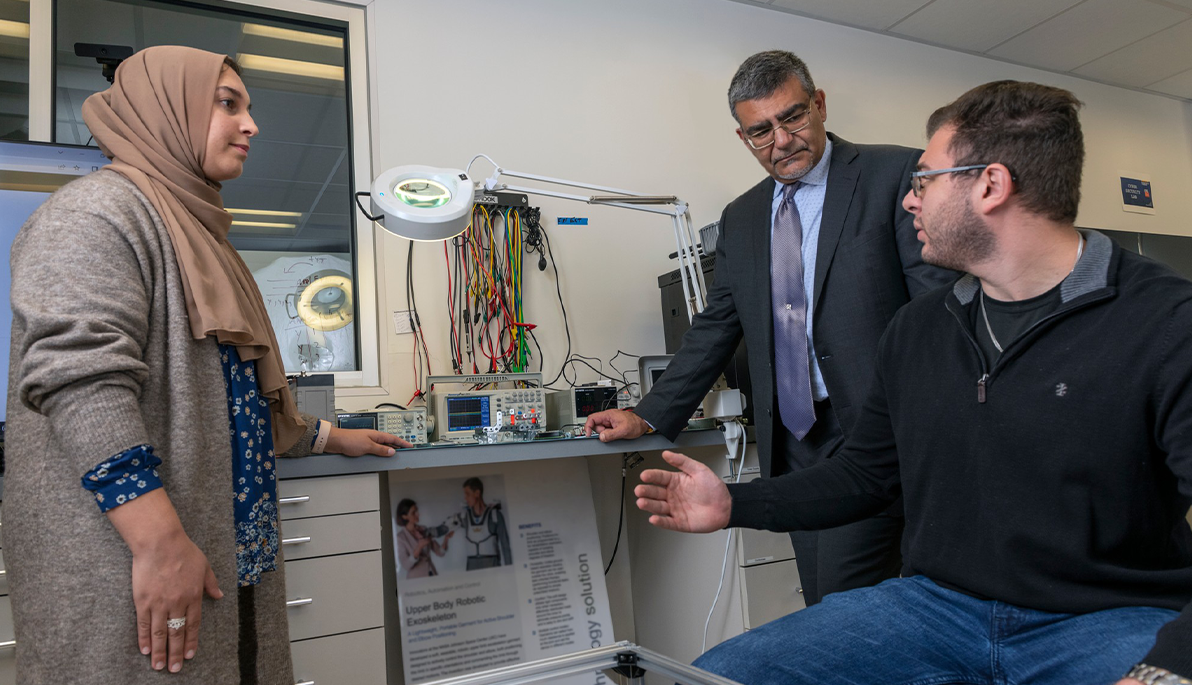 New York Tech students speaking with Dean Babak Beheshti in the ETIC