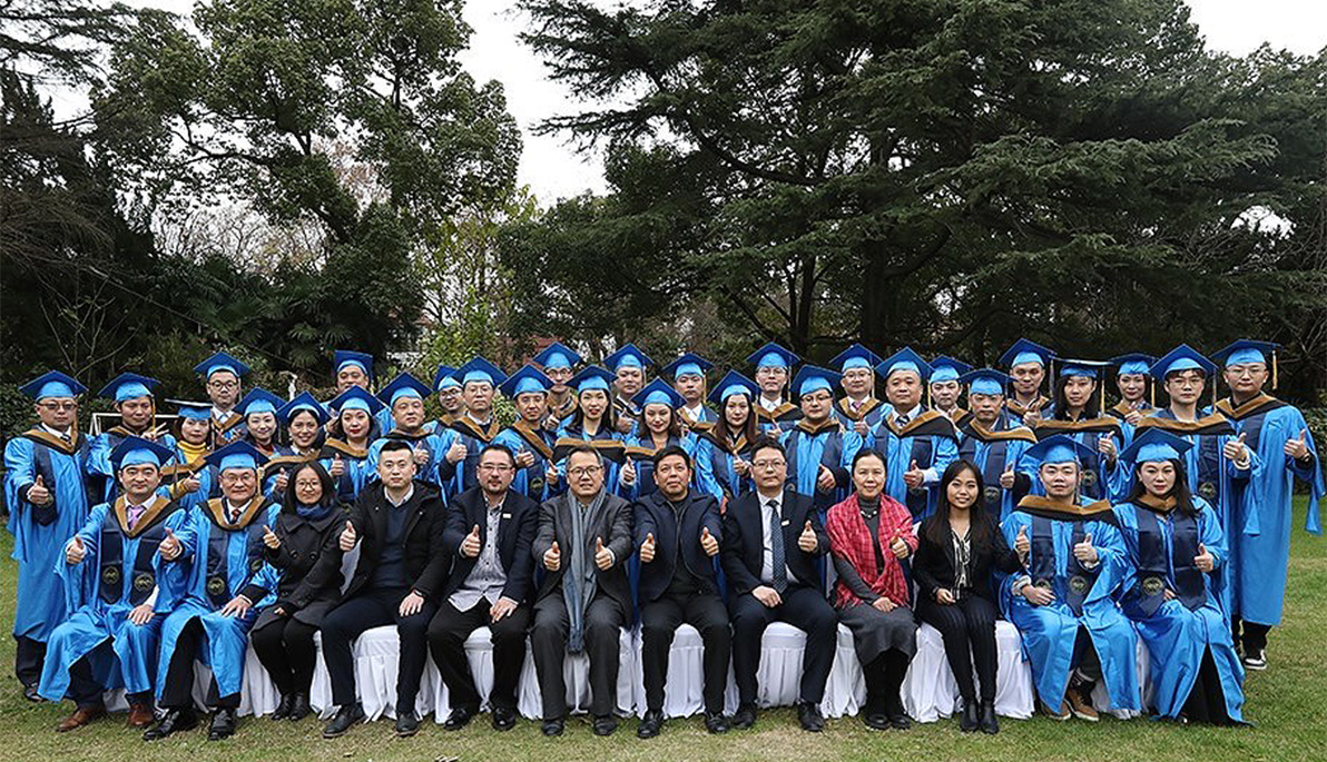 Class of 2020 in their regalia with dignitaries Class of 2020 in their regalia with dignitaries