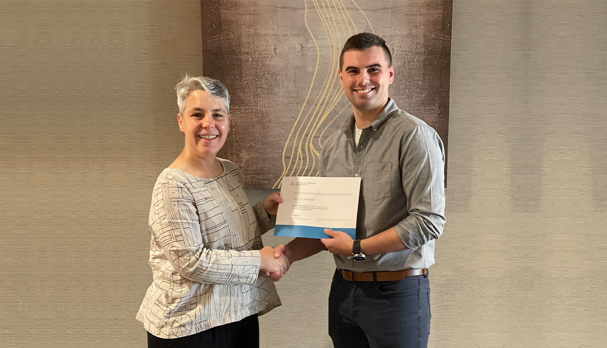 NYITCOM Student Doctor Logan Meurer and NYITCOM Dean Nicole Wadsworth holding certificate