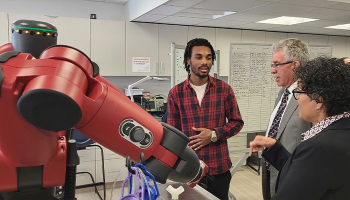 ETICStudentLincoldDoverPresentsToBrookhavenNationalLabVisit