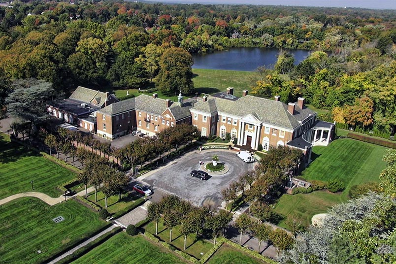 <strong>Hollywood Calls at NYIT's Gold Coast Mansion</strong> Telecommunications Manager Ray Carney shared a fact about the silver screen and NYIT: Some scenes in the 1981 film <i>Arthur</i> starring Dudley Moore and Liza Minnelli were filmed inside and nearby the NYIT de Seversky Mansion on the Old Westbury campus.